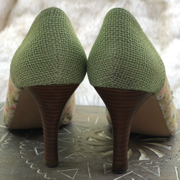 Sweet Summer Heels with Flowers and Bow Detail - Picture 3 of 7